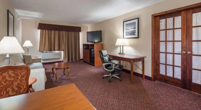 Двухместный люкс Days Inn by Wyndham St. Charles IL