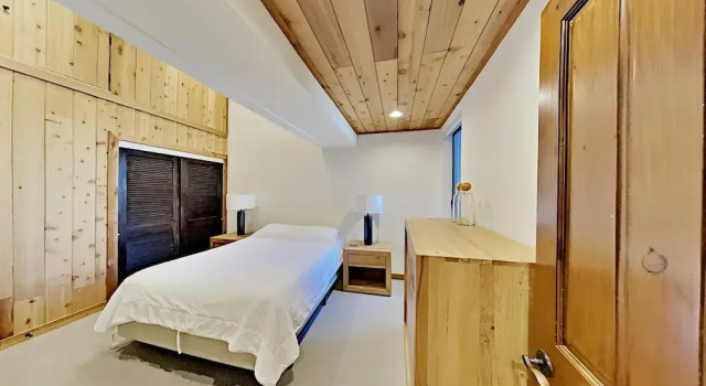 Spectacular Condo Slopeside Location and Mountain View! Close to Village Gondola by RedAwning, Varaa Huoneisto Hotellit Mammoth uima-altaalla, Uima-allas