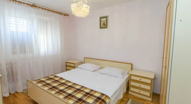 Apartment Smiljan, Забронировать Апартаменты/квартира Отели Примоштен с парковкой, рядом с Частный Пляж «Виллы Мирьяна», Парковка