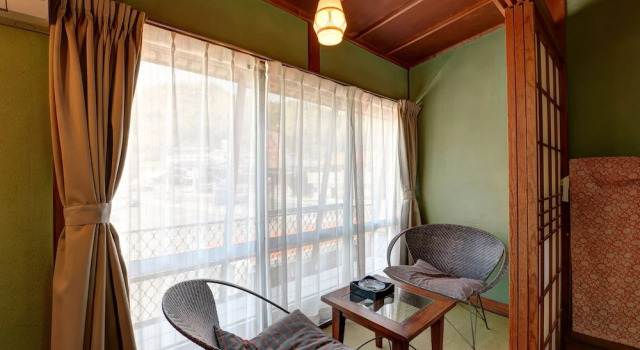 Кровать в общем номере Ryokan Sakamotoya