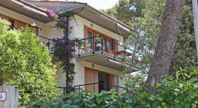 In vacation residence , 40 mt from the sea,apartment for 4-6 people, on the ground floor with a priv-villa marina int 2 Ostro