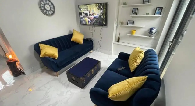 Коттедж Modern 3 bed Townhouse newly refurbished free parking 10 mins walk to town centre , hospital and college. Wi-fi , Satellite TV, ideal rental for couples, families, professionals. Non smoking Premises