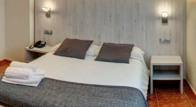 Hotel Los Angeles, Забронировать Отель Фигерас Alt Empordà, рядом с Каталонский музей игрушек