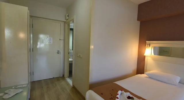 Двухместный номер Standard с балконом и с видом на сад Tripolis Hotel