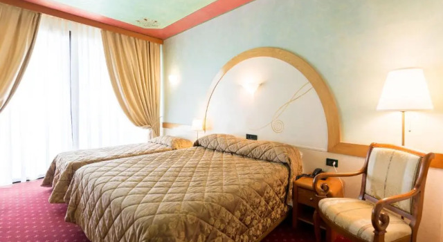 Трёхместный номер Superior с балконом и с видом на озеро Hotel Aquila DOro Desenzano