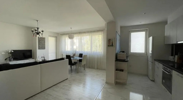 Bright & Spacious 1BD Flat with a Cute Balcony, Varaa Hotelli Sofia Vitosha