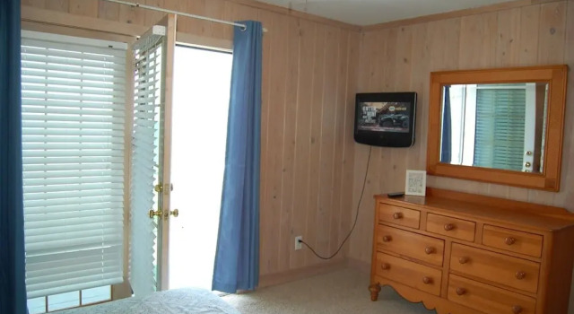 Fins to the Right - 6 Br Home