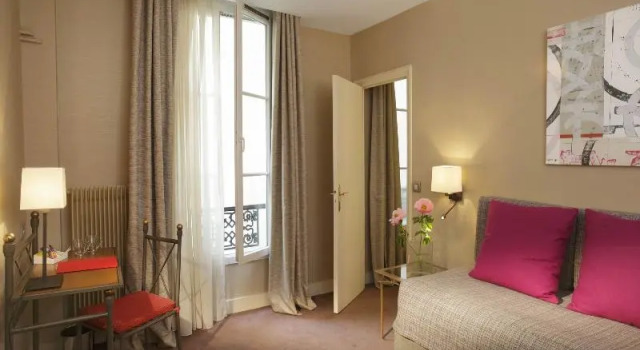 Четырёхместный номер Standard с балконом Hôtel Londres et New York - Teritoria