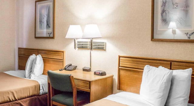 Четырёхместный номер Standard Econo Lodge Traverse City South