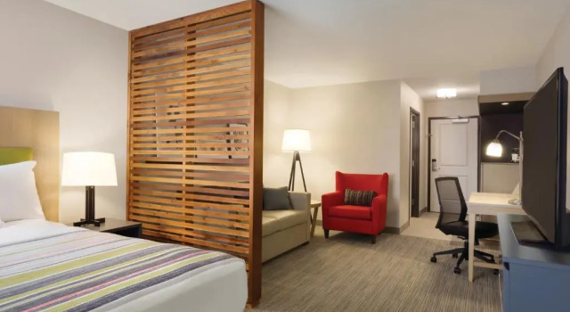 Двухместный люкс Country Inn & Suites by Radisson Lawrence
