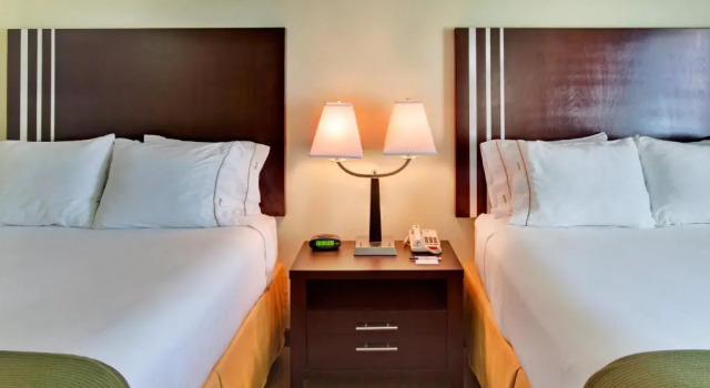 Четырёхместный номер Standard Holiday Inn Express Hotel & Suites Hamburg by IHG