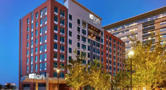 Кровать в общем номере Aloft by Marriott Richardson
