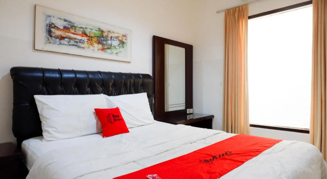 RedDoorz near Wisata Kota Lama Semarang, Rezervasyon Otel Semarang Central Java