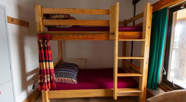 Кровать в общем номере Holifield Farm Hostel & Community Project