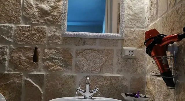 Коттедж с 2 комнатами Trullo Madia with Shared Hot Tub in Nature