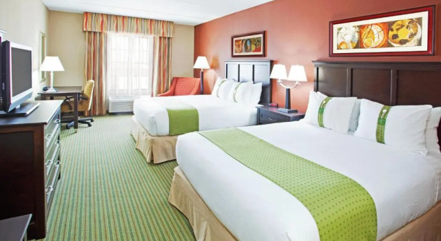 Четырёхместный номер Deluxe Holiday Inn Midland by IHG