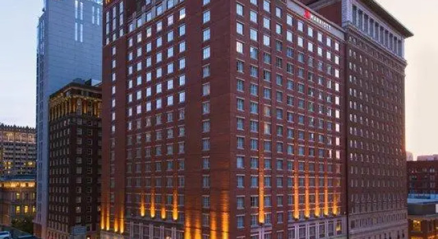 Кровать в общем номере Marriott St. Louis Grand