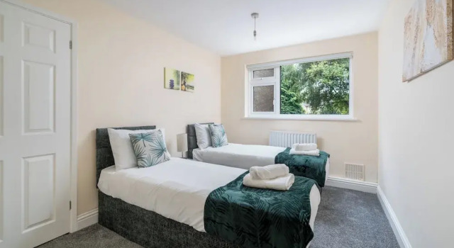 Redhill Retreat - Cozy 2 Bedroom Apartment, Забронировать Апартаменты/квартира Отели Западного Суссекса с парковкой, Парковка