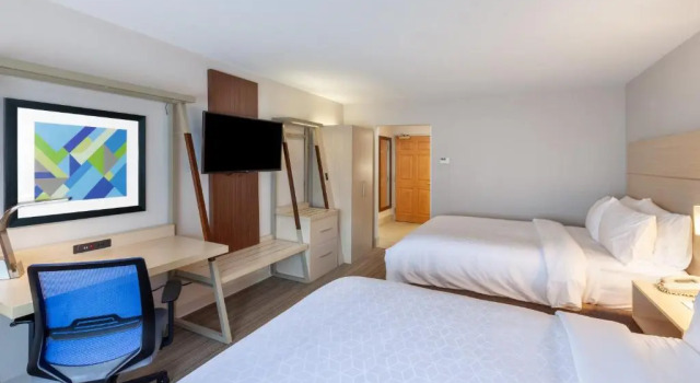 Четырёхместный номер Standard Holiday Inn Express Hotel and Suites Jenks by IHG