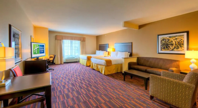 Четырёхместный люкс Holiday Inn Express and Suites Granbury by IHG