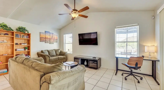 Коттедж Swim w/ a View: Scenic Desert Retreat in Glendale