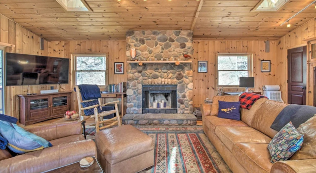 Коттедж с 2 комнатами с балконом Cabin w/ Decks & Fire Pit Near Lost River