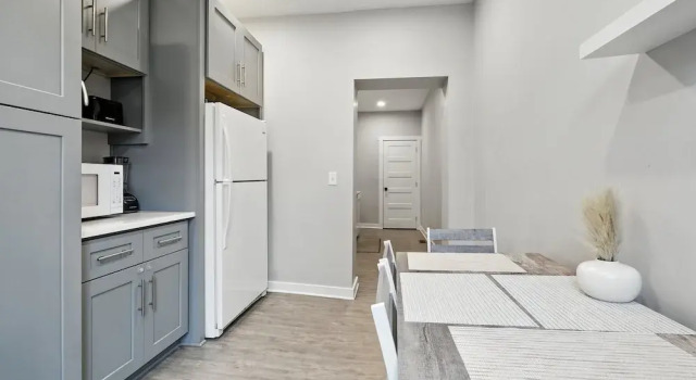 Коттедж Cozy Historic Row Home- Near Stadiums! 3 Bedroom Home