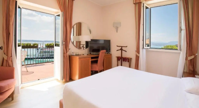 Двухместный номер с балконом и с видом на озеро Hotel Sirmione Terme