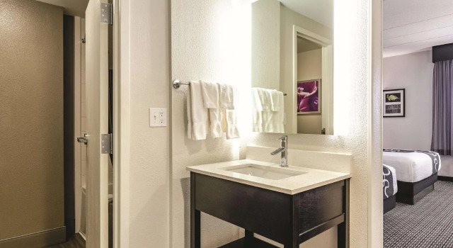 Четырёхместный номер Standard La Quinta by Wyndham Warwick Providence Airport