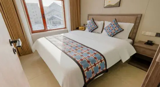 Трёхместный семейный люкс c 1 комнатой Four Seasons Garden Hotel (Sailimu Lake Scenic Area East Gate Visitor Center Branch)