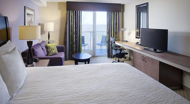 Люкс c 1 комнатой с балконом Hilton Garden Inn Hartford North-Bradley International Airport