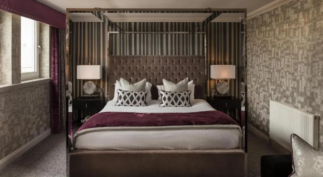 Семейный люкс Carlton Hotel
