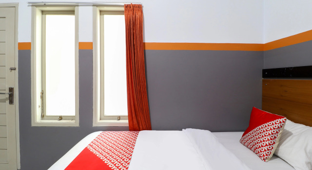 Standard Twin room RedDoorz At Merdeka Street Garut