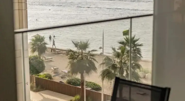 Апартаменты Modern 2BR w Direct Beach Access Emaar Beachfront