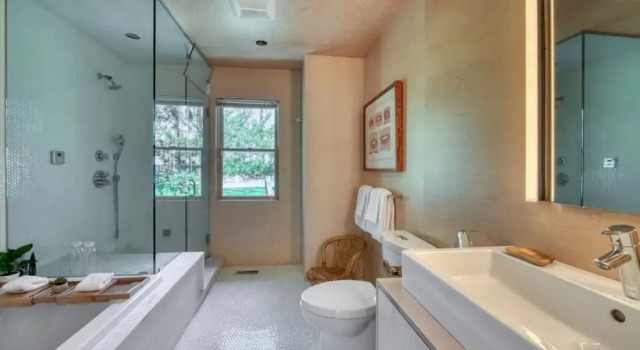Коттедж Spacious 5-br 4-bath Pool in East Hamptons