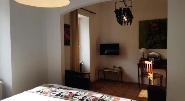 O podwyższonym standardzie dwuosobowy pokój Logis Hôtels Domaine du Châtelard