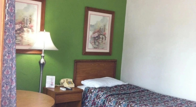 Номер Comfort East Street Inn & Suites