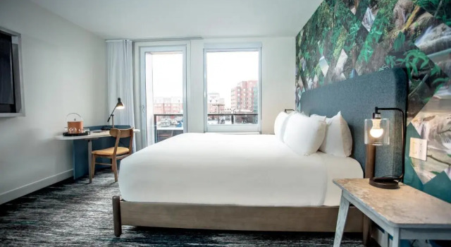 Номер Standard с балконом Canvas Moncton, Tapestry Collection By Hilton