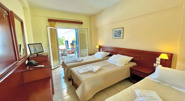Трёхместный номер Standard с видом на бассейн Venardos Hotel