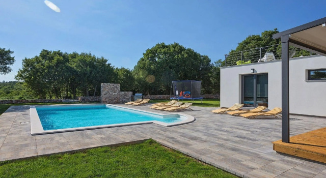 Вилла Lush Villa in Belavici with Pool & High-End Kitchen