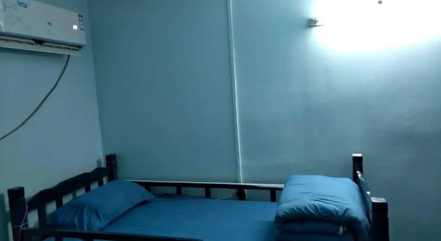 Кровать в общем номере (мужской номер) Wan Ning Xiao Gang Guest House