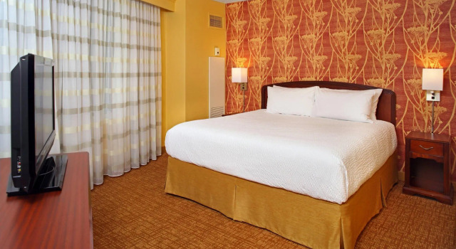 Двухместный люкс c 1 комнатой Courtyard by Marriott Baltimore Downtown Inner Harbor