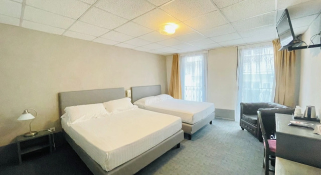 Четырёхместный номер Standard с балконом Hotel de la Couronne