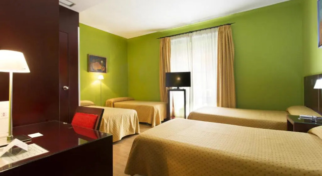 Четырёхместный номер Standard Hotel Carlos V