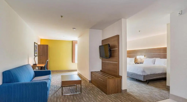 Люкс Holiday Inn Express Hotel & Suites Swansea by IHG