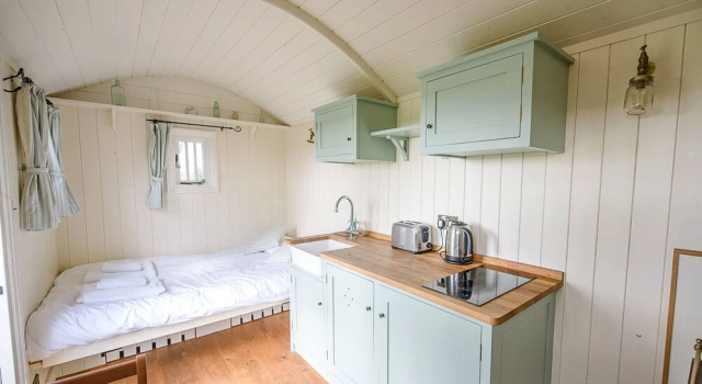 Sage Shepherds Hut, Boundary Farm Cottages, Book Landbrugsophold Hoteller i Framlingham med parkering, Parkering