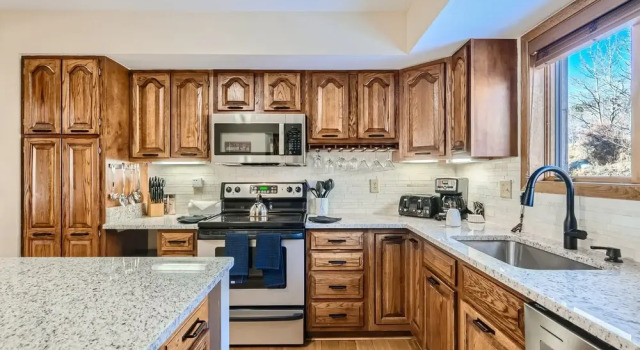 Private Hot Tub,clubhouse Access, Close To Slopes 4 Bedroom Home by RedAwning
