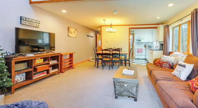 Walk to Mt Snow: Cozy West Dover Condo