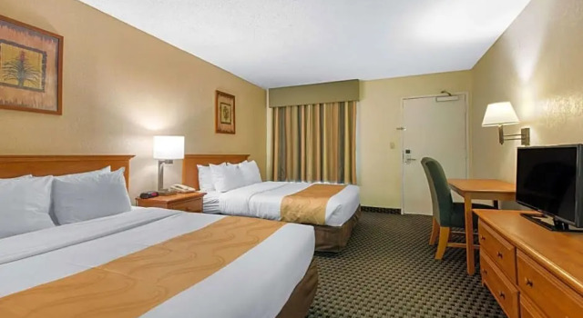 Четырёхместный номер Standard с видом на внутренний двор The Dunes Hotel