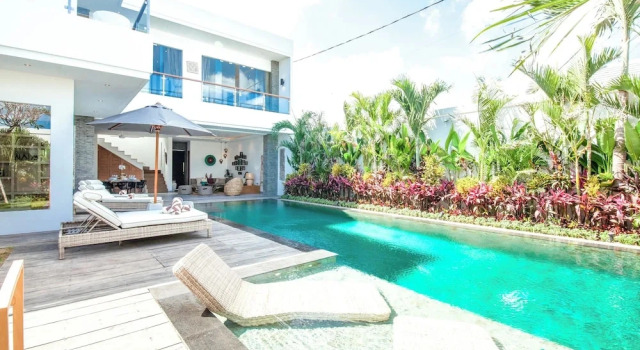 Chic 2BR Villas, Brawah Hub, 300m to Coastal Bliss